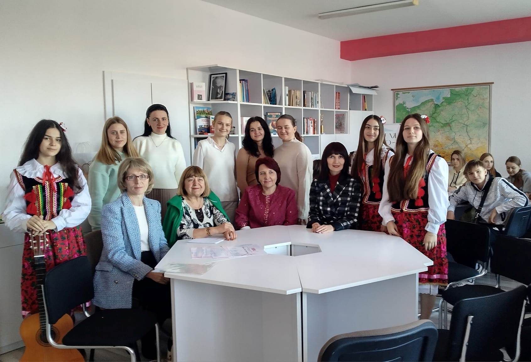 Викладачі кафедри загального мовознавства та словянських мов, студенти полонійного відділення ТНПУ та учасниці вокально-інструментального гурту _Файні дівчата_ Тернопільського полонійного товариства